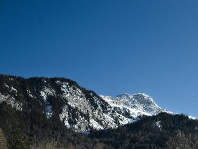 Captivating view of snow-covered mountains in Switzerland, perfect for winter and nature enthusiasts.