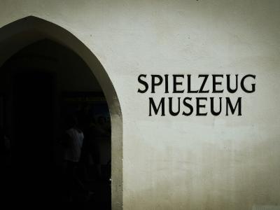 a building with a sign that says spielzeug museum