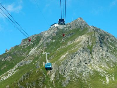 Cable car climbing to the Weisshorn summit above Arosa