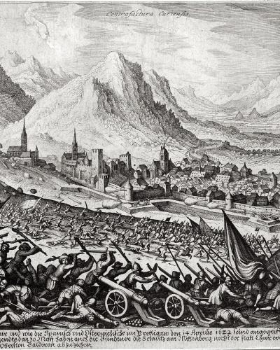 A historical black-and-white engraving depicting a chaotic battle scene with soldiers, cannons, and flags in the foreground, overlooking a walled city nestled in a valley with mountains in the background.