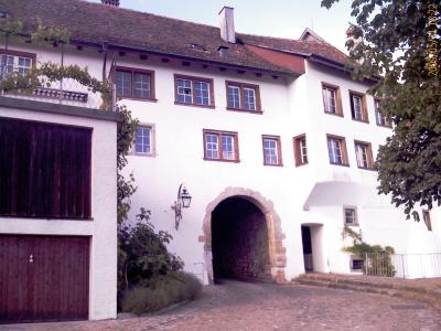 A white building with a stone archway entrance, wooden windows, and a tiled roof, featuring a date stamp of 2009/05/21.