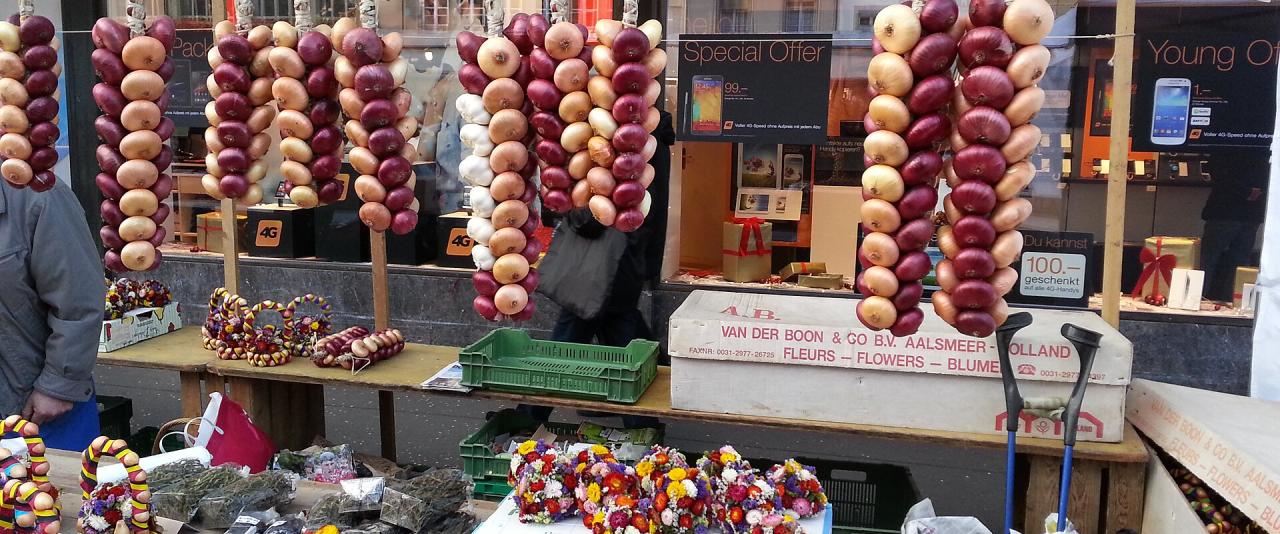 Onion plaits and stalls at the Zibelemärit in Bern