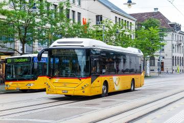 Bahnhofstrasse in Frauenfeld - Mercedes-Benz- und Volvo Postautos beim Bahnhof (2017)