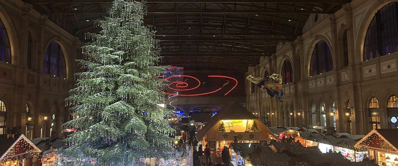 Christmas tree and market stalls in the concourse of Zurich main station